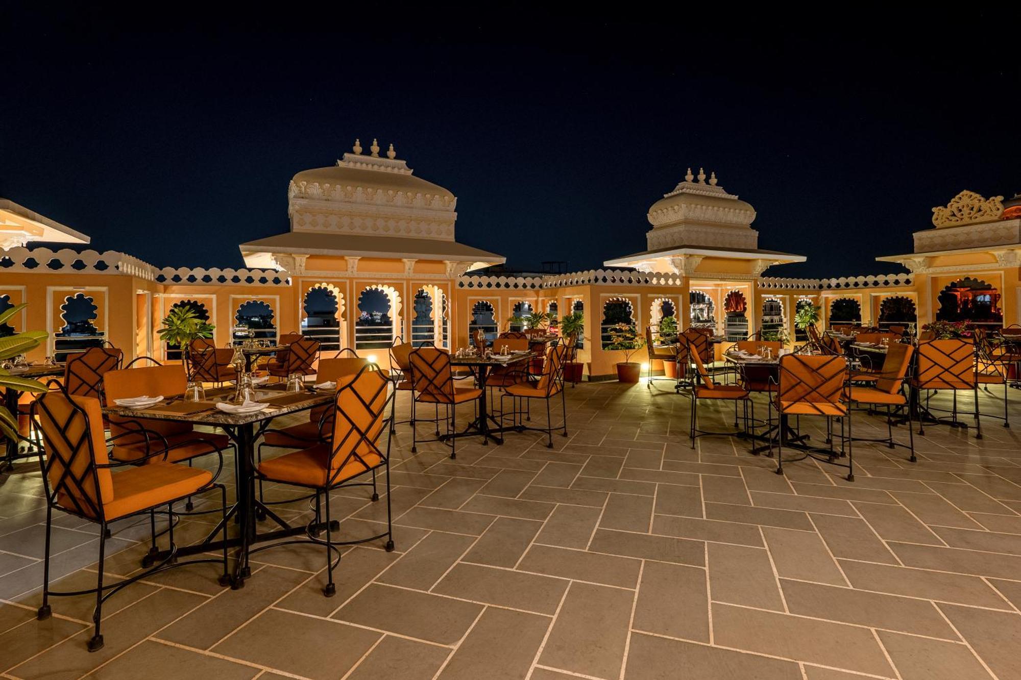 Sterling Jaisinghgarh Udaipur Hotel Exterior foto